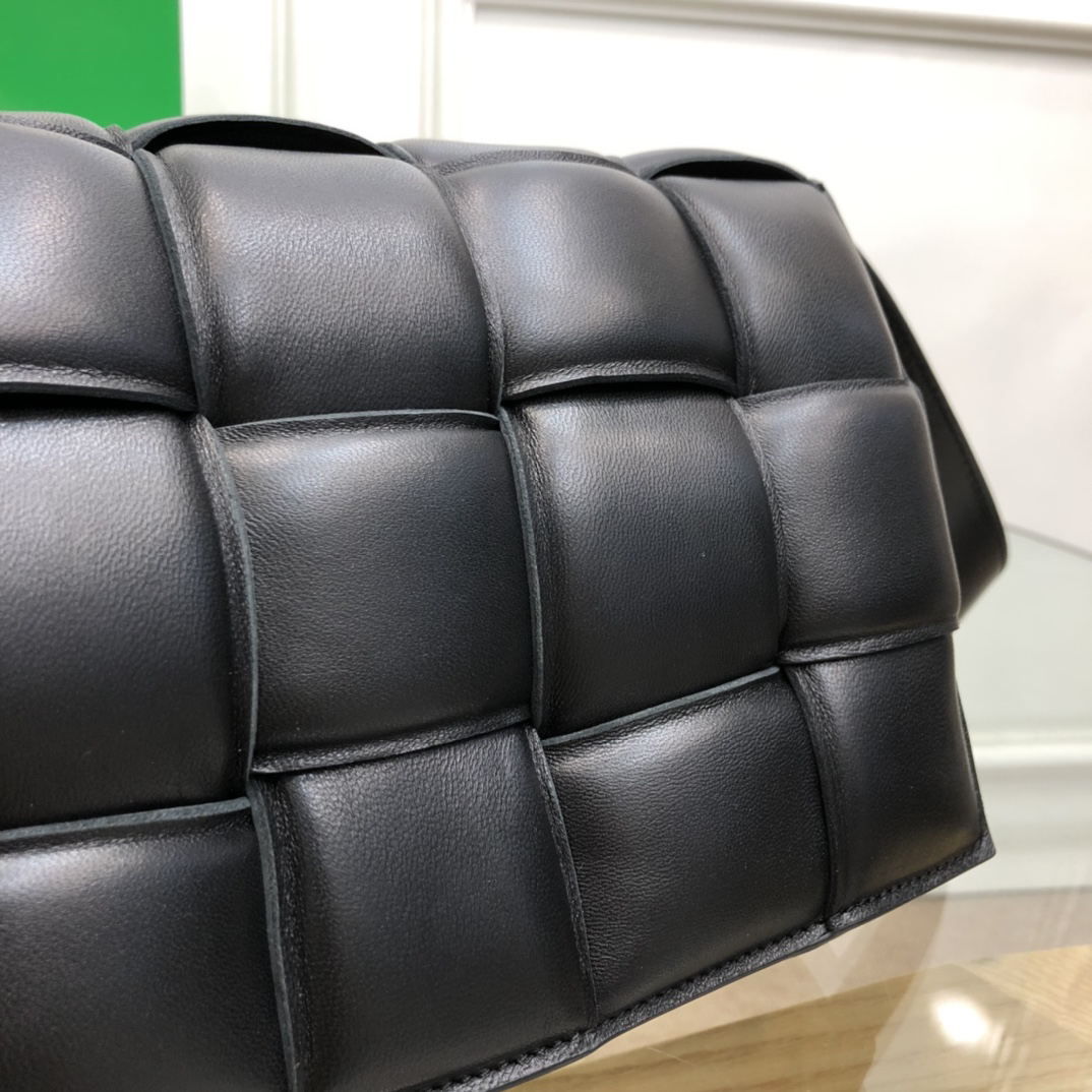 ボッテガ・ヴェネタ「Bottega Veneta」カセット クッションバッグ