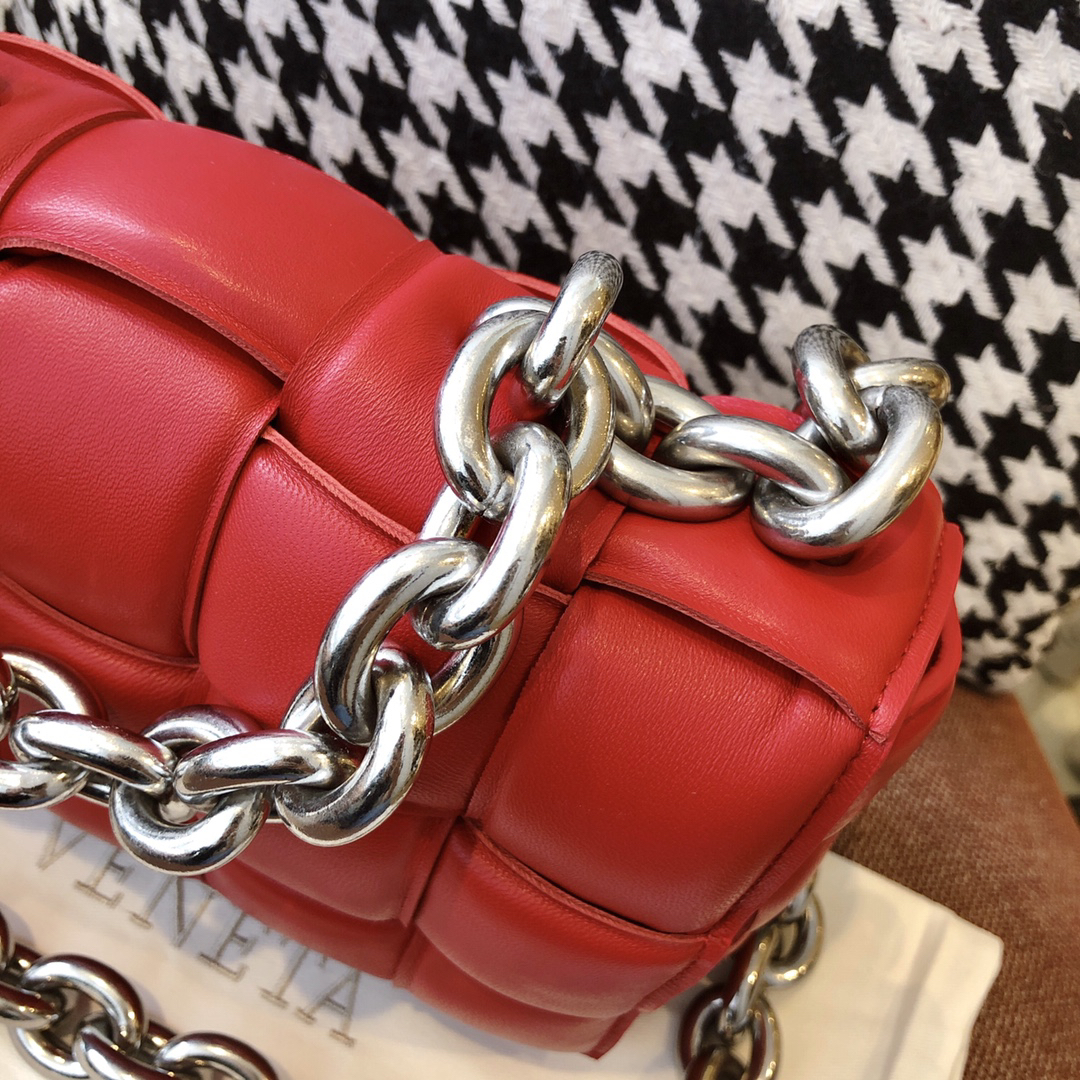 ボッテガ・ヴェネタ「Bottega Veneta」チェーン パッドカセット クロスボディバッグ