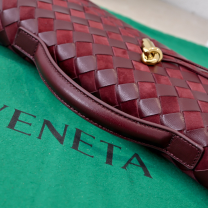 ボッテガ・ヴェネタ「Bottega Veneta」 デザートスエード クラッチバッグ