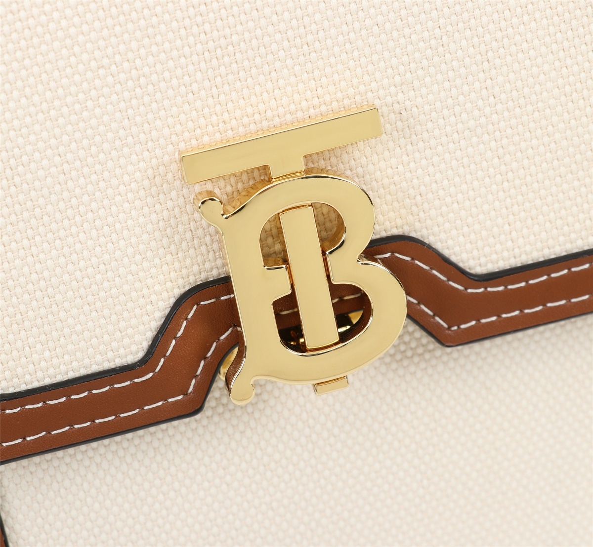 バーバリー「Burberry」コンパクトストラクチャードショルダーバッグ
