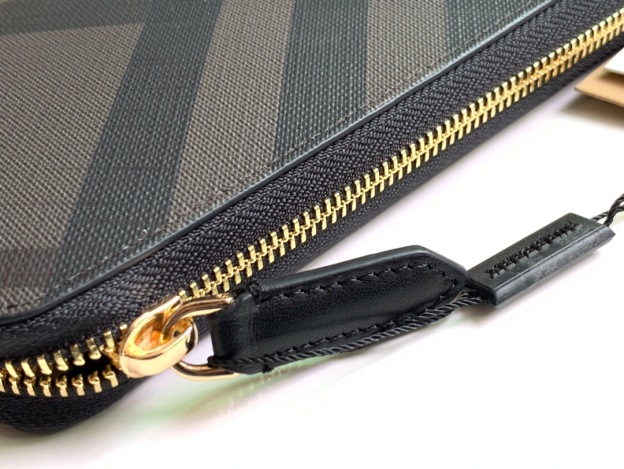 バーバリー「Burberry」チェック柄 ラージジッパーウォレット