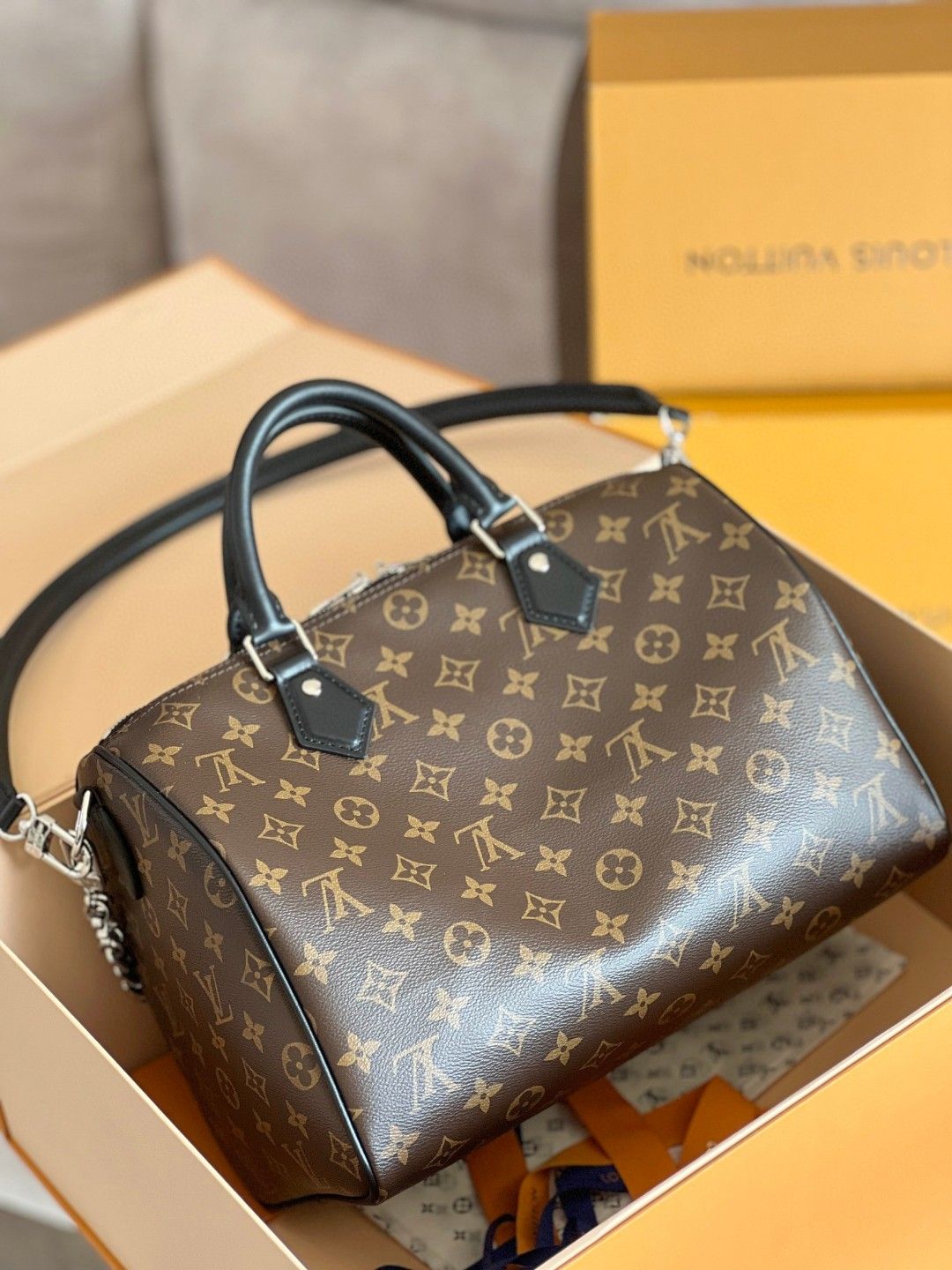 ルイ・ヴィトン「Louis Vuitton」男女ともに利用可能！Speedy Soft 30 のロゴモノグラムピローバッグ