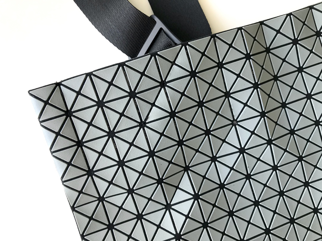 イッセイ・ミヤケ「Issey Miyake」シリコーン素材 通勤トートバッグ