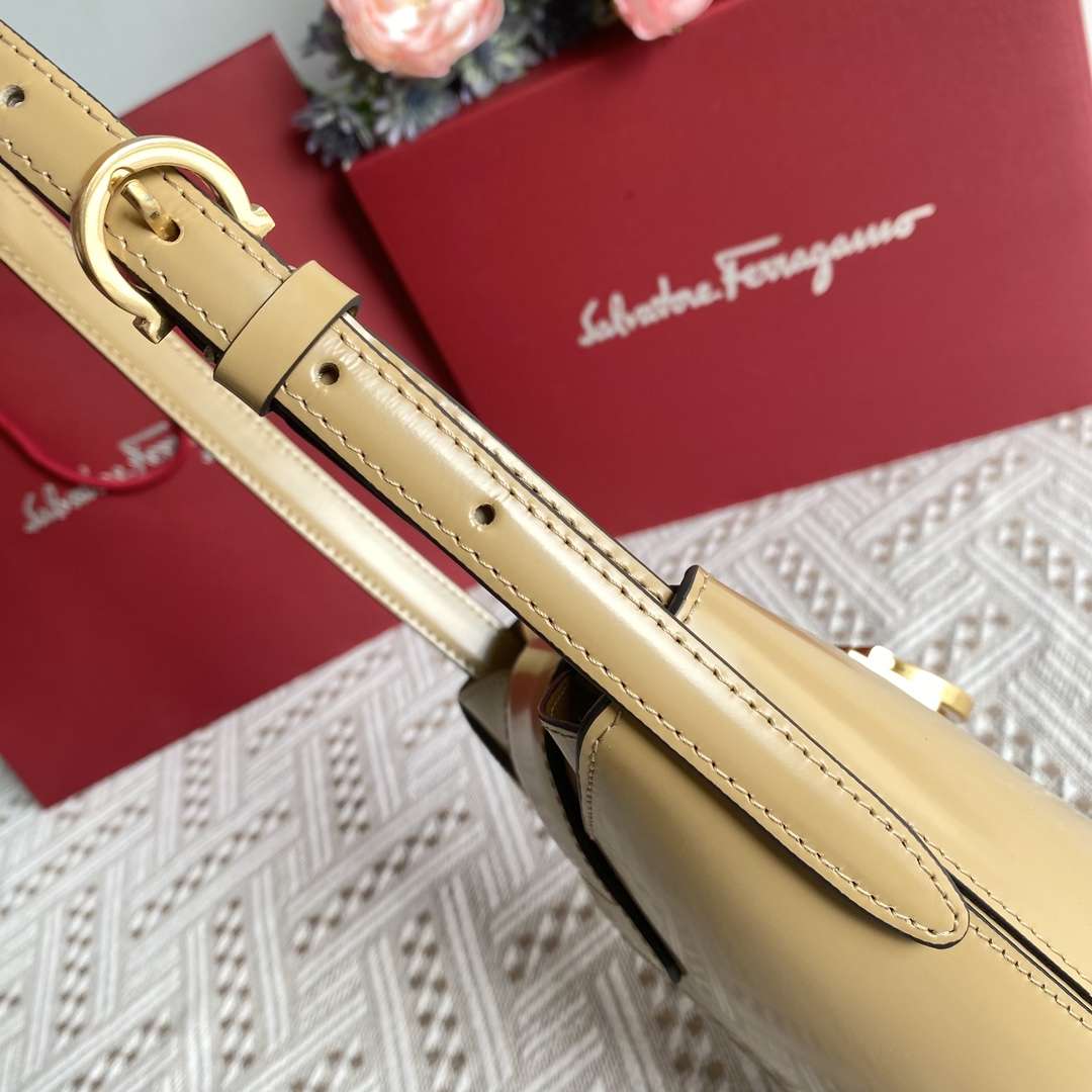 フェラガモ「Ferragamo」トリフォリオ ハイブリッドショルダーバッグ