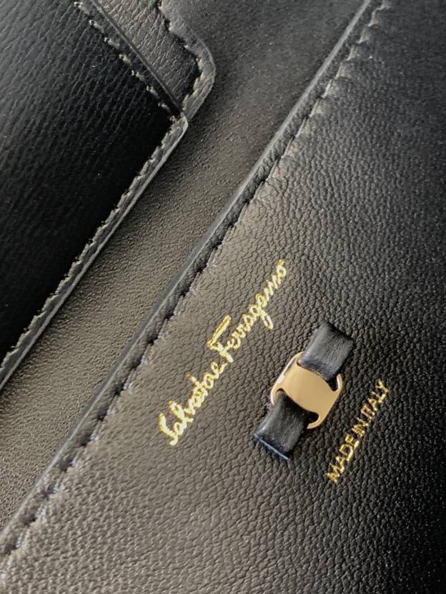 フェラガモ「Ferragamo」トリフォリオ ショルダーバッグ