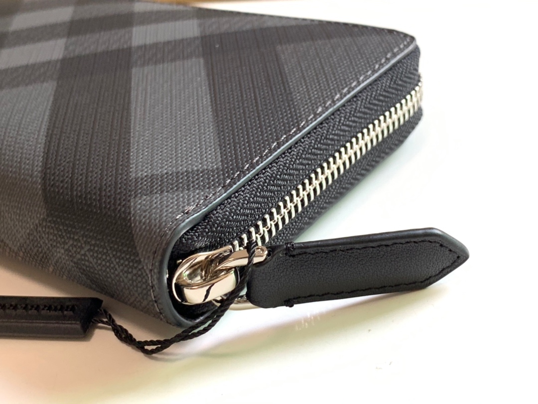 バーバリー「Burberry」ロンドン チェーン ジップ ウォレット