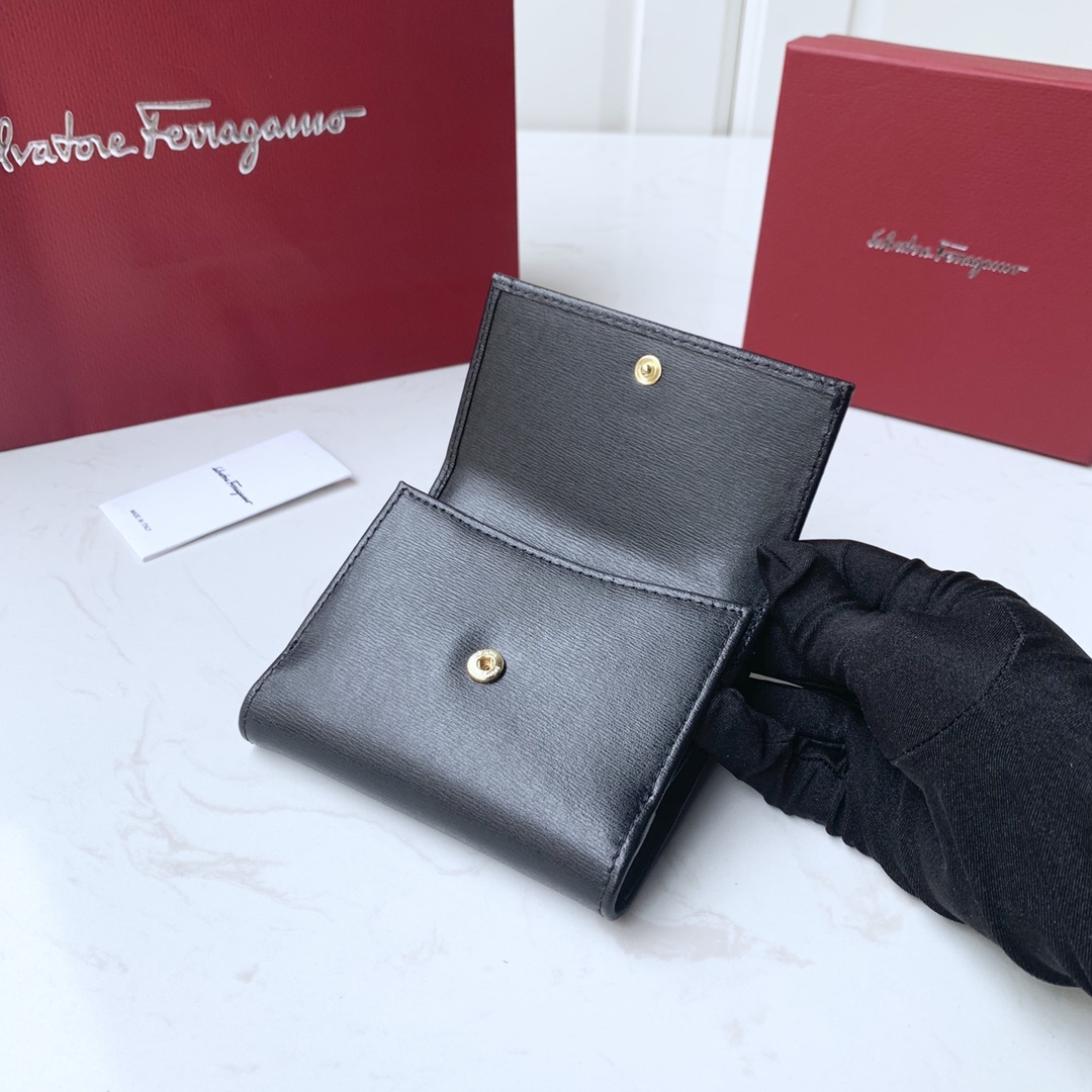 フェラガモ「Ferragamo」 トリフォールドコンパクトウォレット