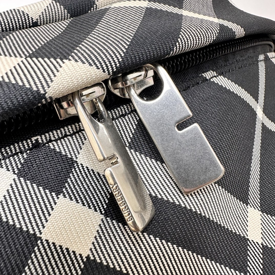 バーバリー「Burberry」ナイト ウェストバッグ