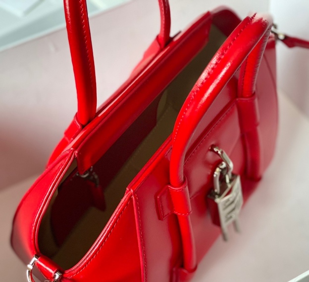 ジバンシィ「Givenchy」スモール アンティゴナ ボックスレザー バッグ