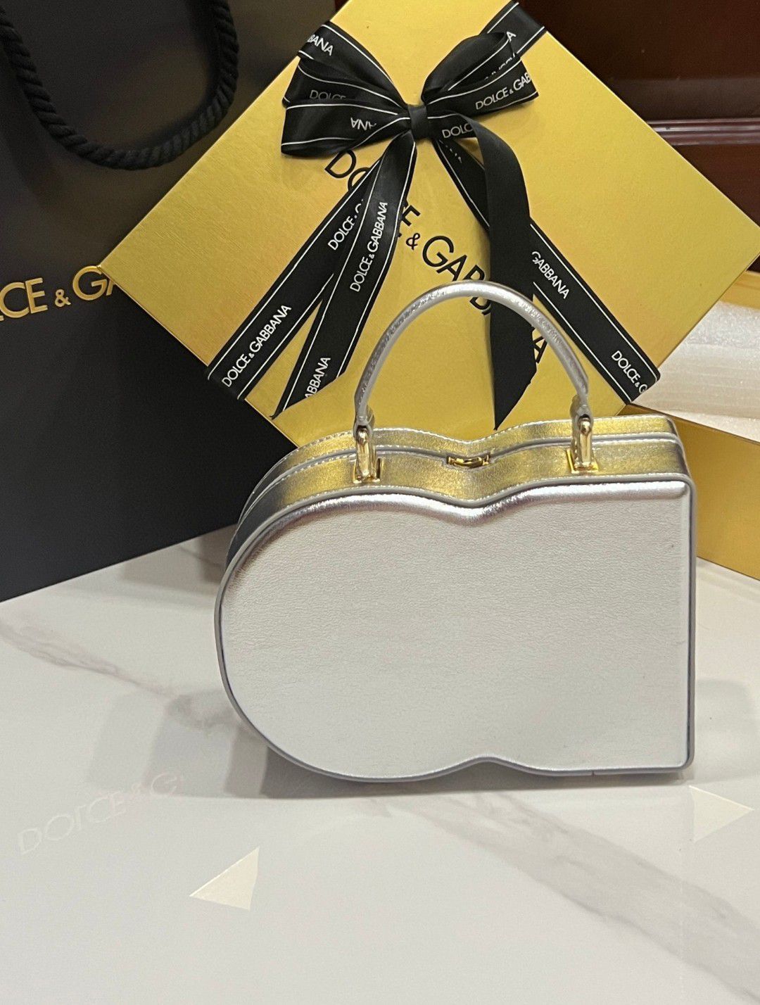 ドルチェ・アンド・ガッバーナ「D&G」 シルバーレザー ボックストップハンドルバッグ