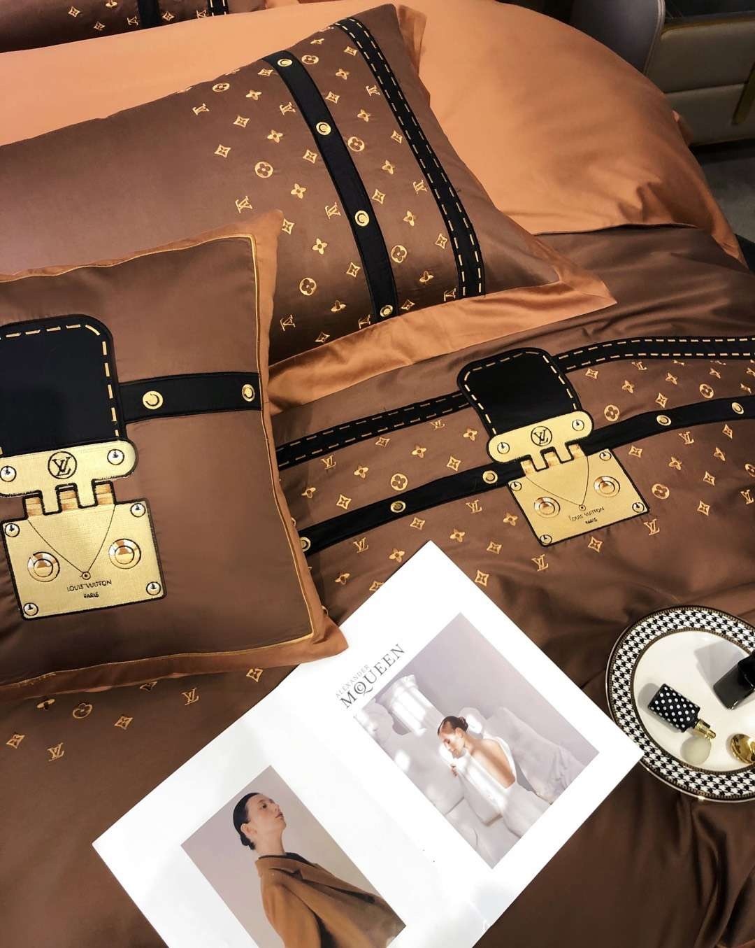 ルイ・ヴィトン「Louis Vuitton」プレミアムコットン ゴールド＆シルバー刺繍 4点セット