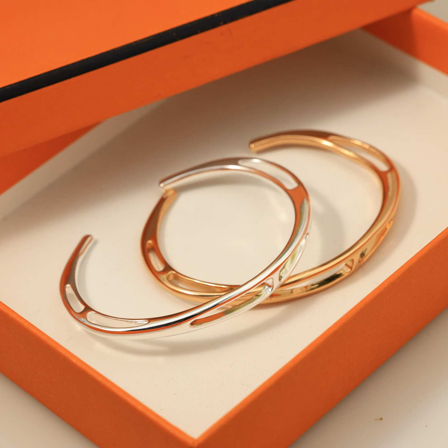 エルメス「Hermès」Clic H エナメル ブレスレット