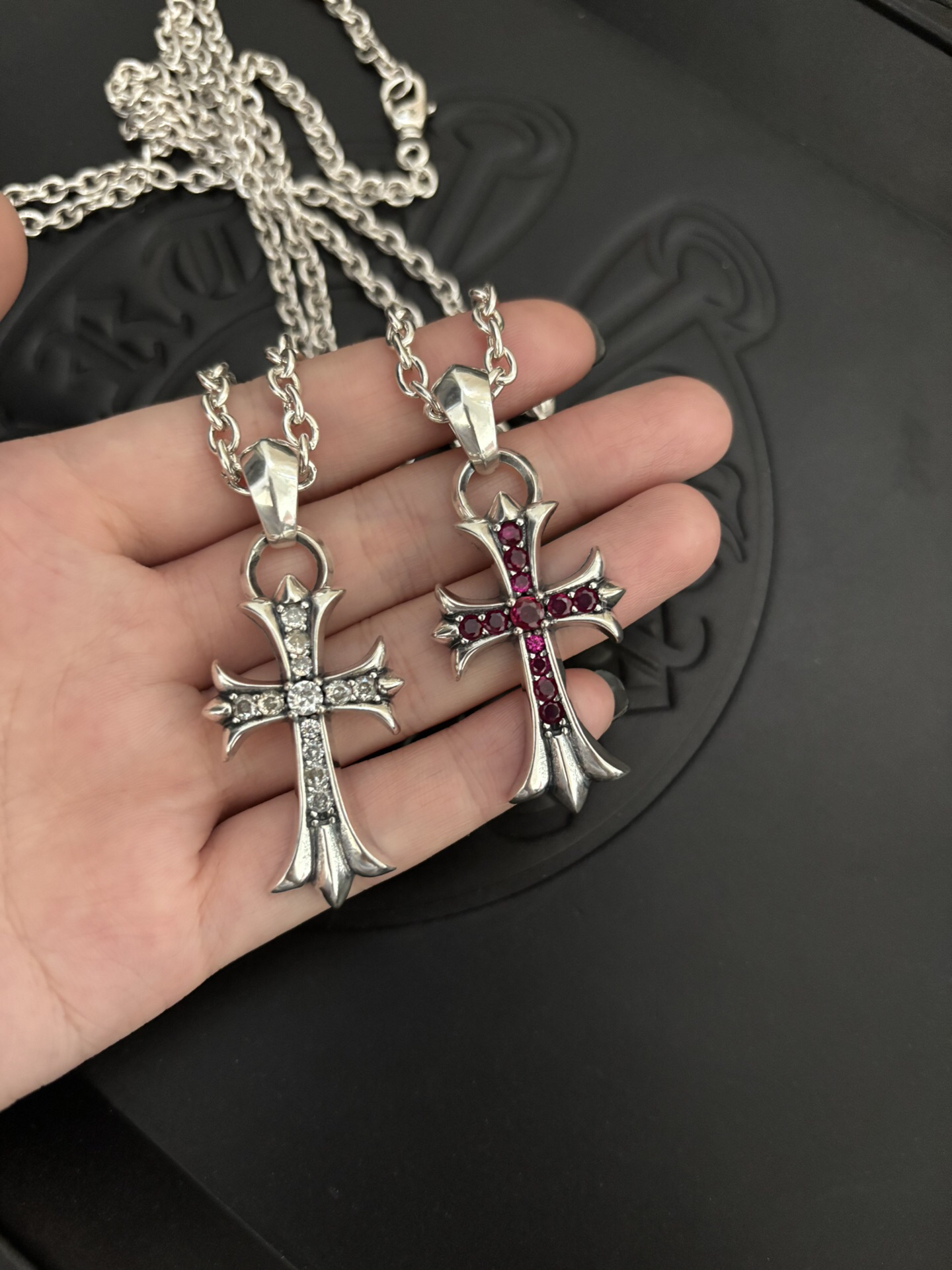 クロムハーツ「Chrome Hearts」のクラシックネックレス - 日常に上品なアクセントを添えるユニセックスモデル