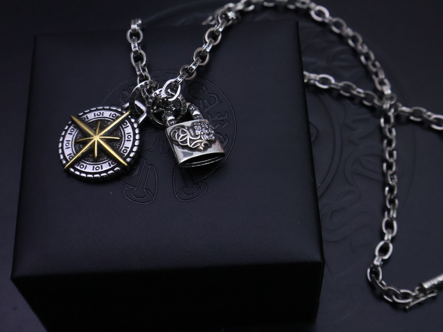 クロムハーツ「Chrome Hearts」のクラシックネックレス - 日常に上品なアクセントを添えるユニセックスモデル