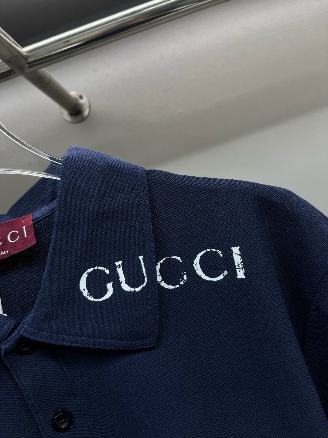グッチ「Gucci」新しい位置合わせプリントのシャツ