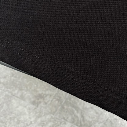 ルイ・ヴィトン「Louis Vuitton」 2025 コスモグラフィティ スプレーアート プリント クルーネックTシャツ（メンズ）