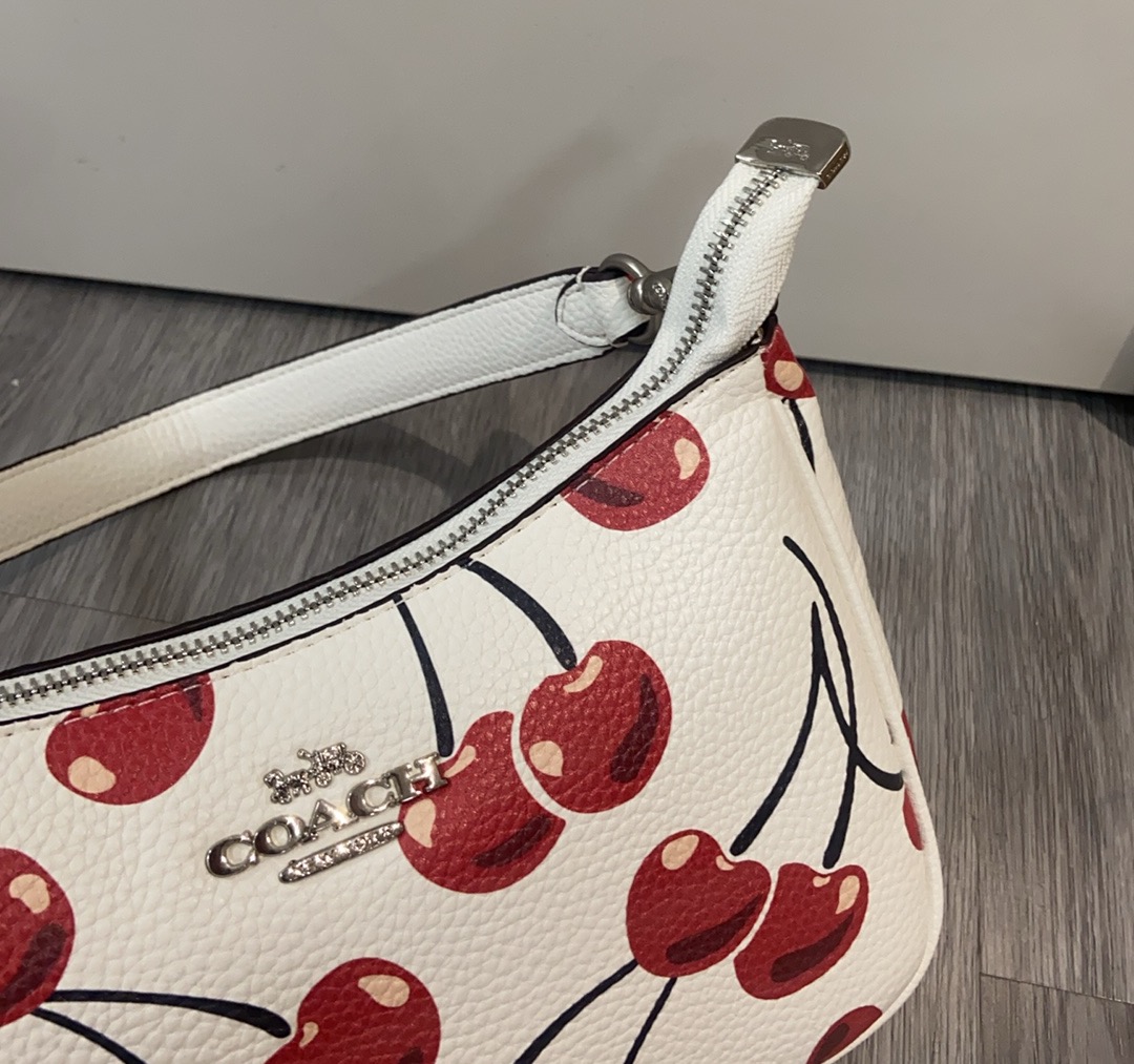 コーチ「Coach」Teri チェリー柄 アンダーアームバッグ