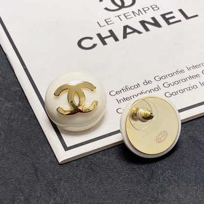 シャネル「Chanel」ピュアホワイト スタッドピアス