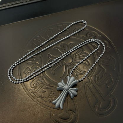 クロムハーツ「Chrome Hearts」クロスチャームネックレス（レジン製）