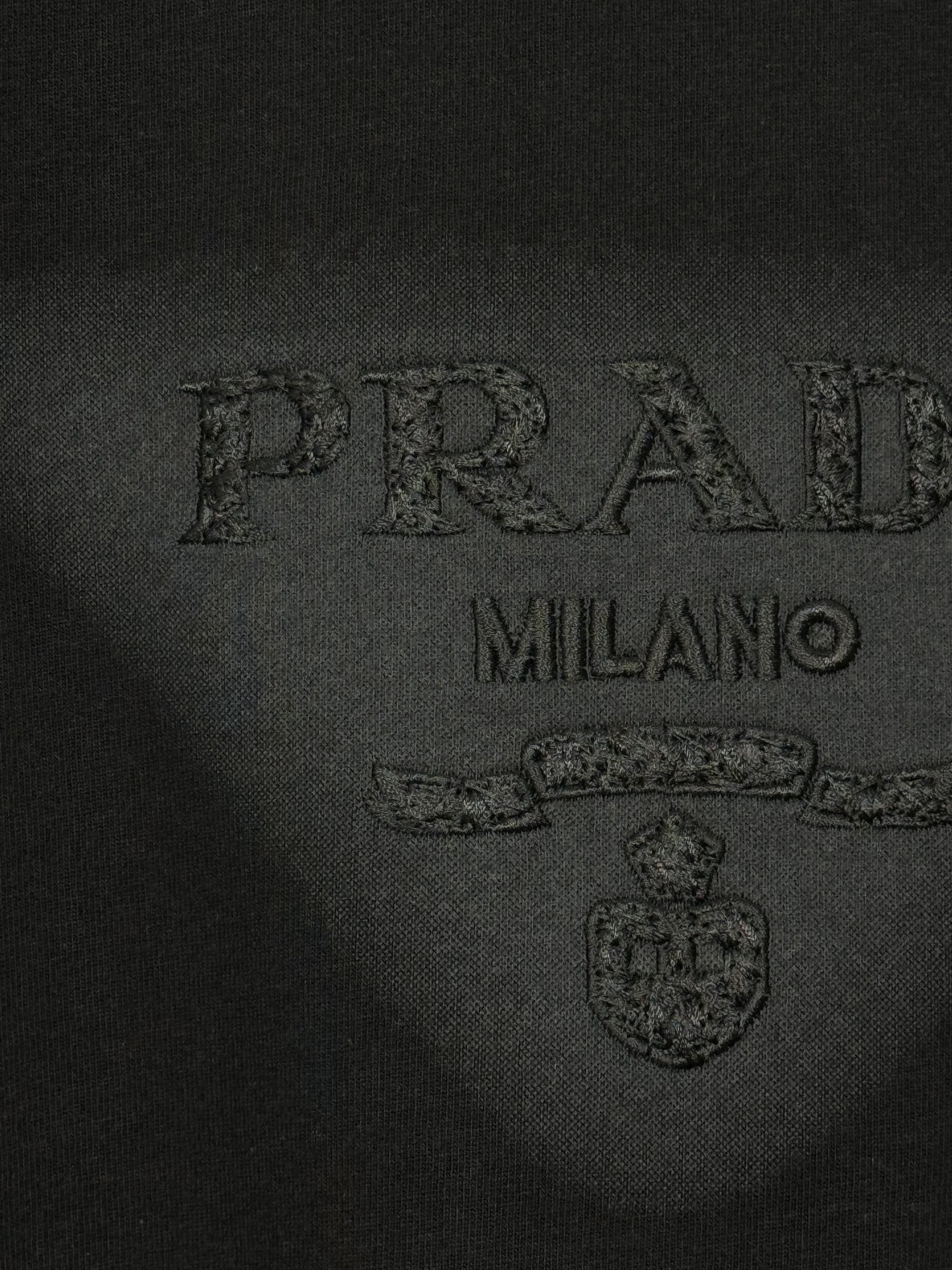 プラダ「Prada」25SS トライアングルロゴ プリント＆刺繍Tシャツ