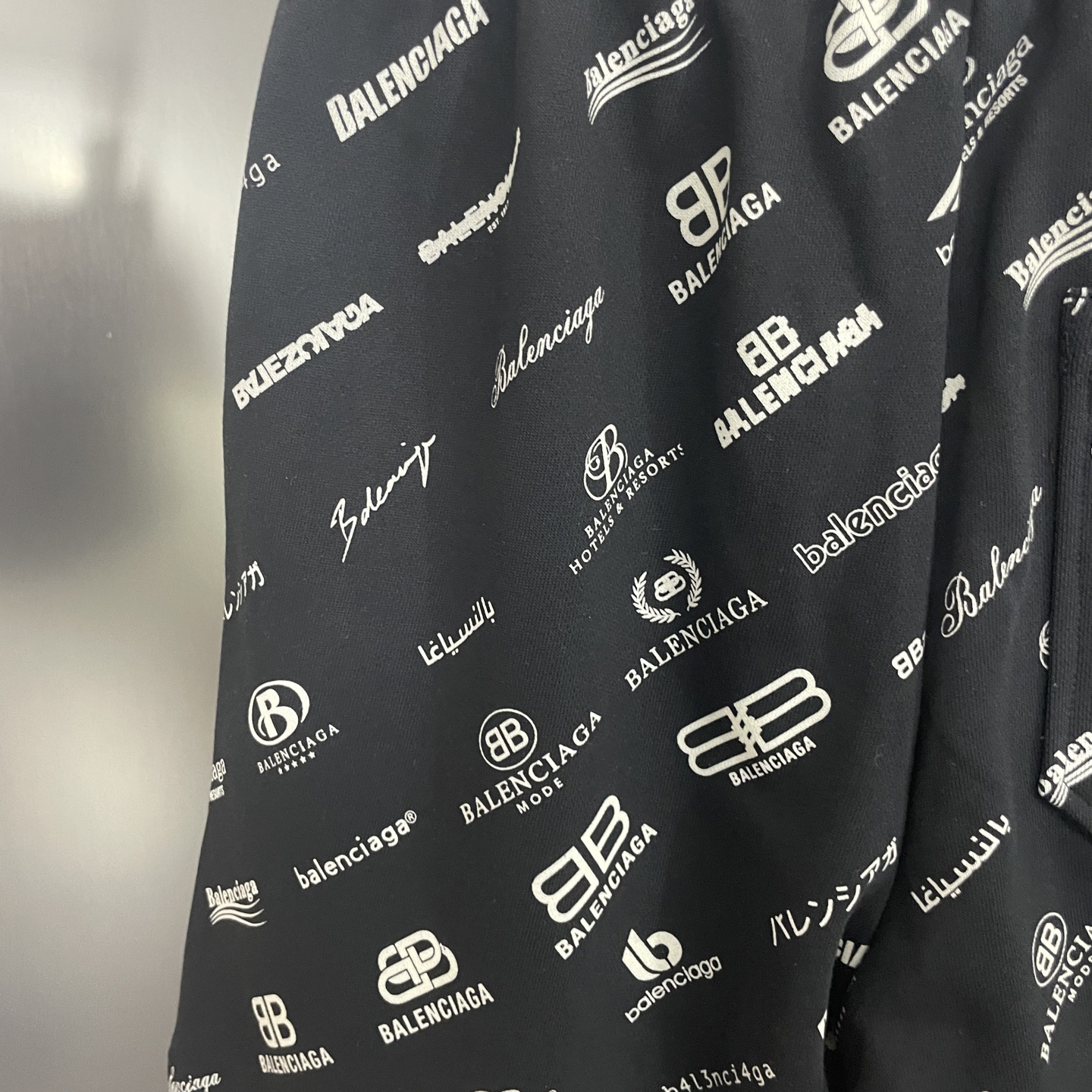 バレンシアガ「Balenciaga」ヘビーウォッシュ＋インディゴ染め＋フルロゴプリントショートパンツ