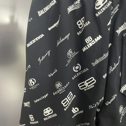 バレンシアガ「Balenciaga」ヘビーウォッシュ＋インディゴ染め＋フルロゴプリントショートパンツ