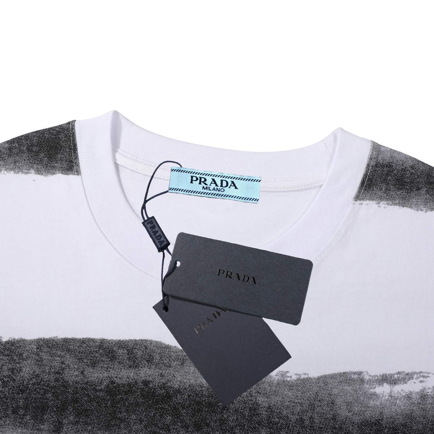 プラダ「Prada」クラシック トライアングルレザーパッチ スプラッターストライプ コットンTシャツ