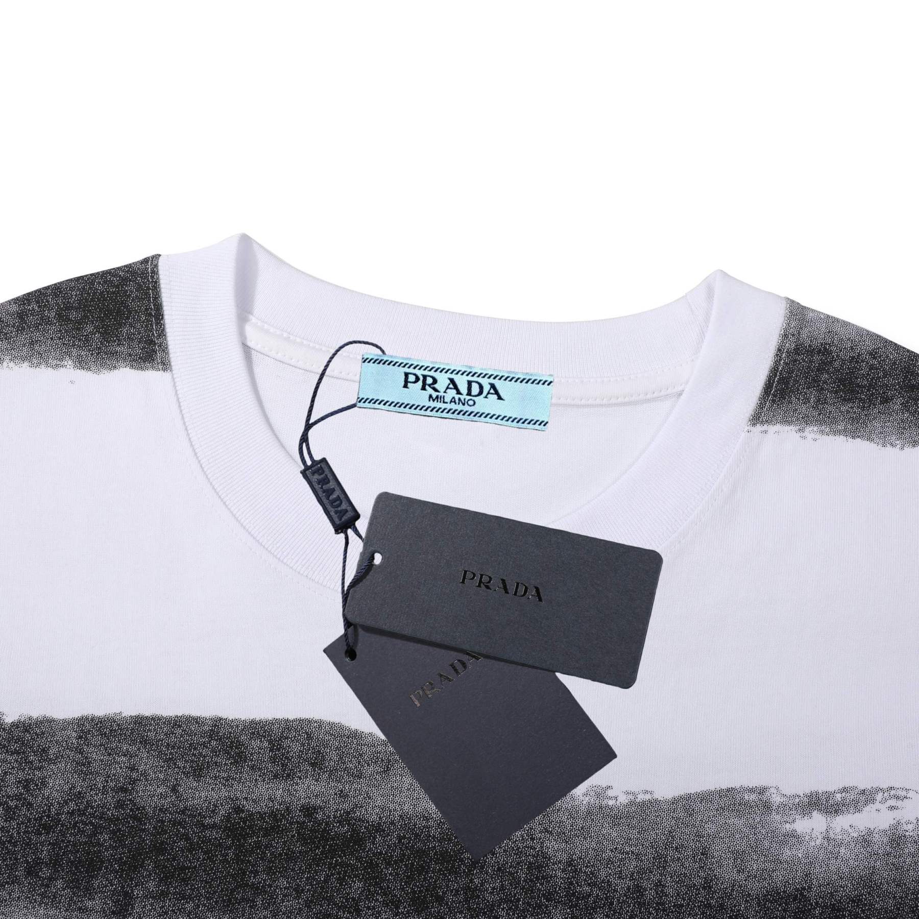 プラダ「Prada」クラシック トライアングルレザーパッチ スプラッターストライプ コットンTシャツ