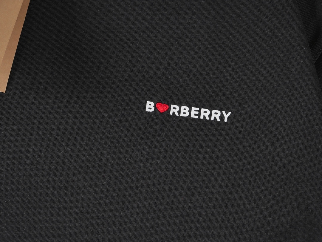 バーバリー「Burberry」 ハート＆ホースロゴ プリント Tシャツ