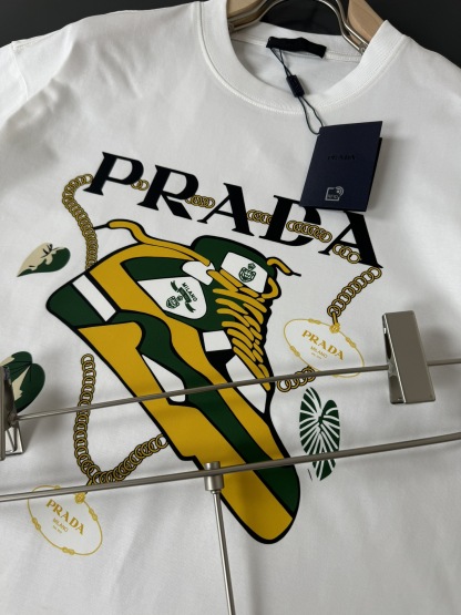 プラダ「Prada」2025SS クラシックロゴ クルーネックTシャツ