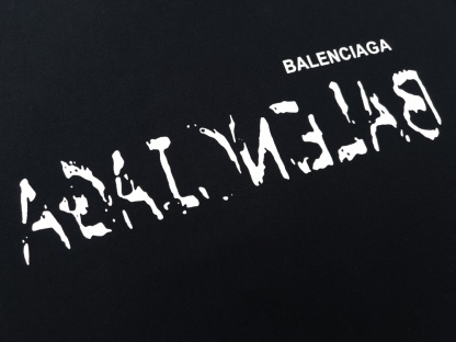 バレンシアガ「Balenciaga」 ミラーシリーズ インバースロゴTシャツ