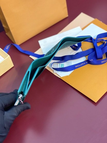 ルイ-ヴィトン(Louis Vuitton) ヴィクター ウォレット