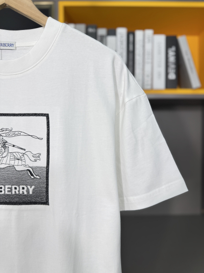 バーバリー「Burberry」インクウォッシュ エンブロイダリー ホース Tシャツ