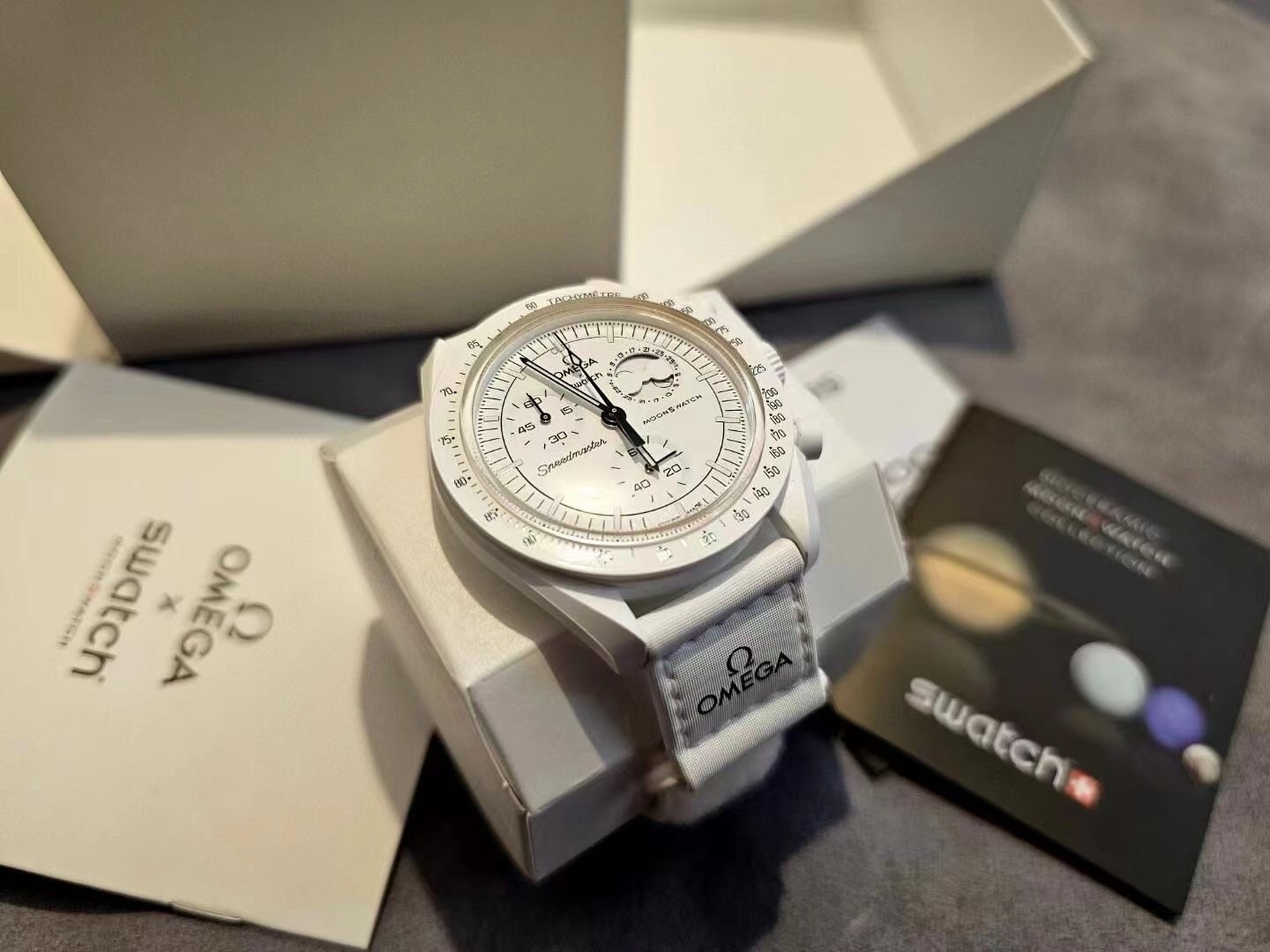 スウォッチ「Swatch」x オメガ「Omega」ミッション・トゥ・ザ・ムーンフェイズ バイオセラミック 腕時計42MM