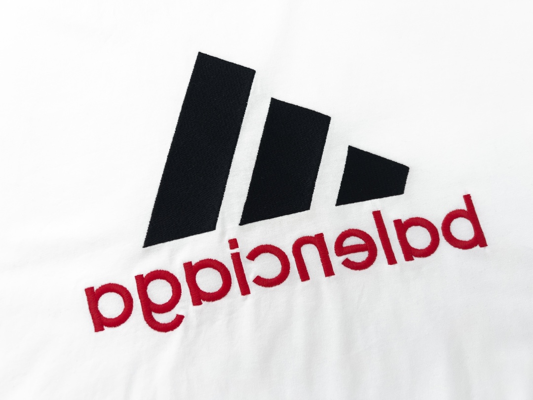 バレンシアガ「Balenciaga」× adidas ダブルフェイス エンブロイダリーTシャツ