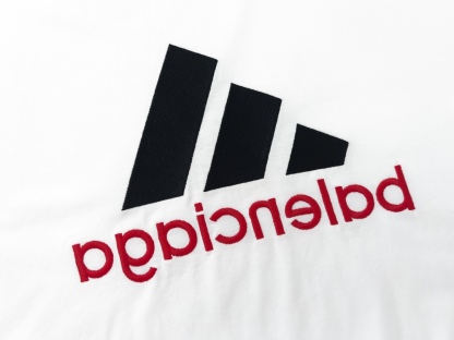 バレンシアガ「Balenciaga」× adidas ダブルフェイス エンブロイダリーTシャツ
