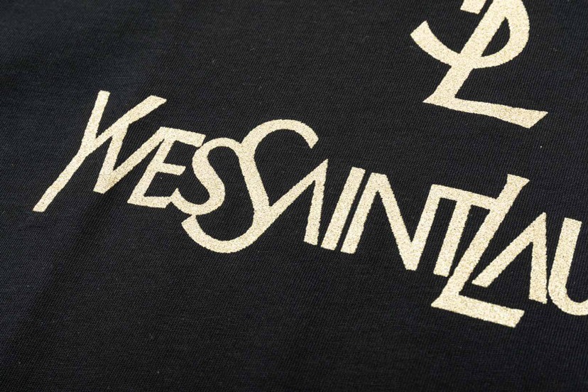 サンローラン「Saint Laurent」ヴィンテージインスパイアード ゴールドプリントTシャツ