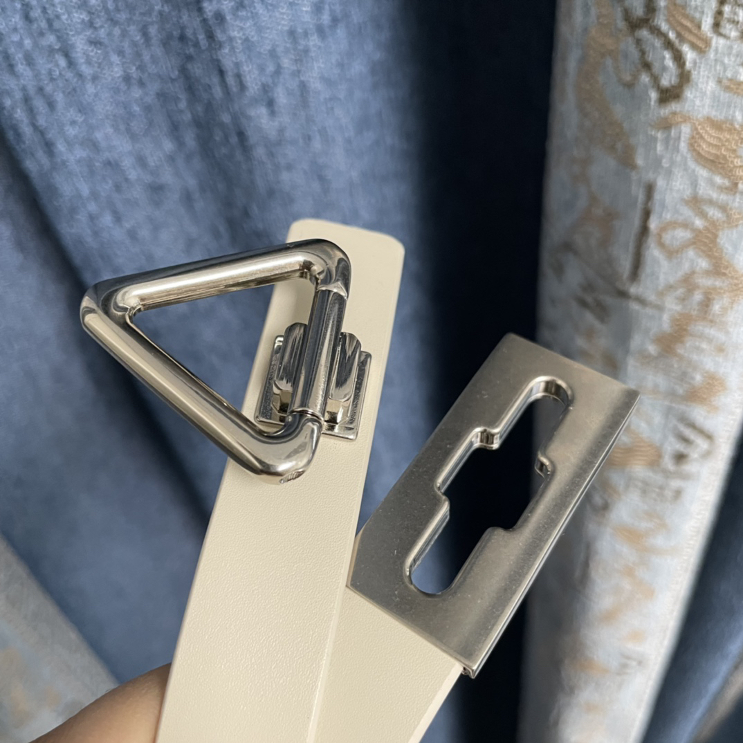 ボッテガ ヴェネタ「Bottega Veneta」トライアングルバックルベルト レディース 新作100CM