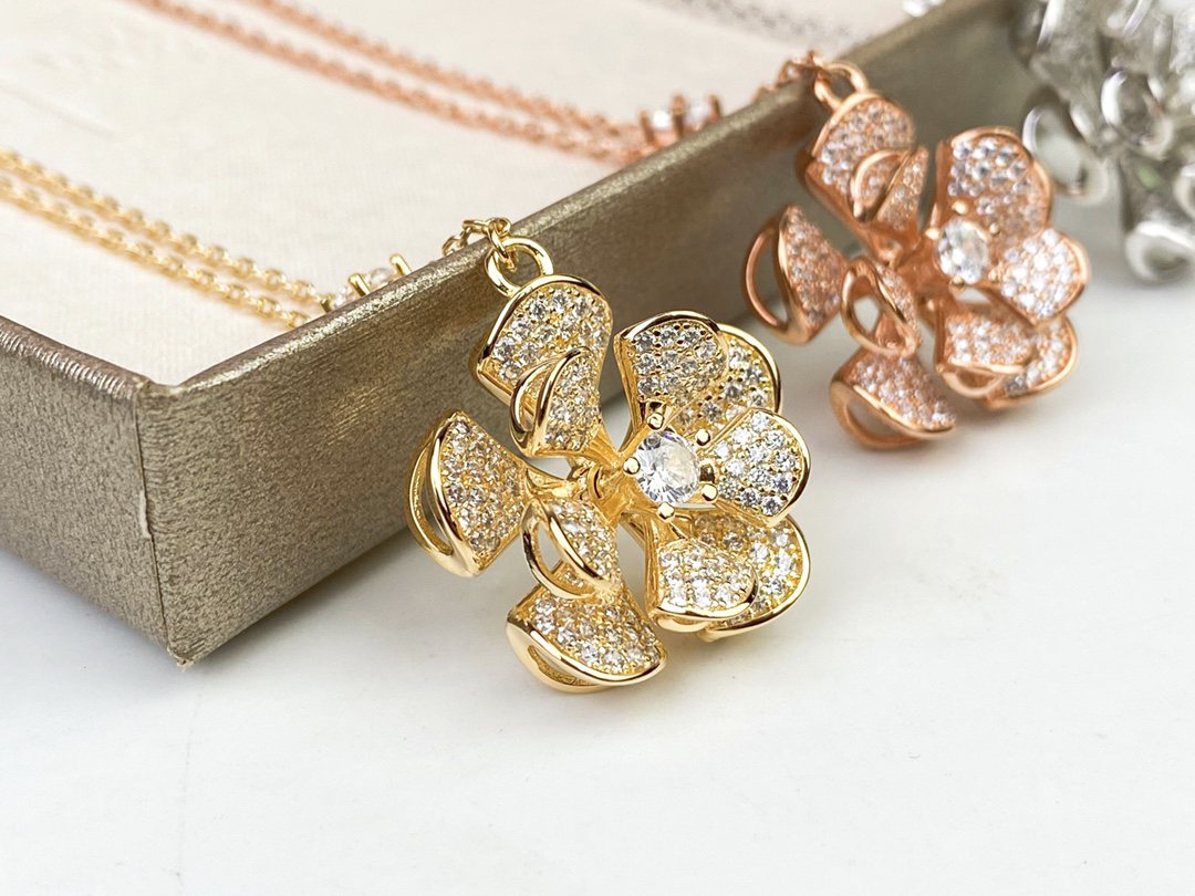 ブルガリ「Bvlgari」 DIVAS’ DREAM 回転式フルダイヤモンドフラワーネックレス41-43cm