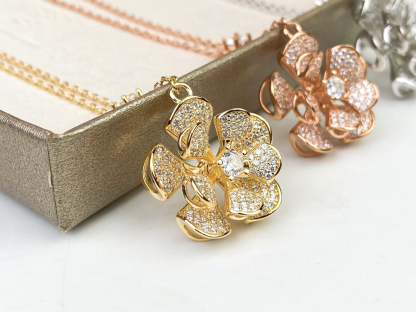 ブルガリ「Bvlgari」 DIVAS’ DREAM 回転式フルダイヤモンドフラワーネックレス41-43cm