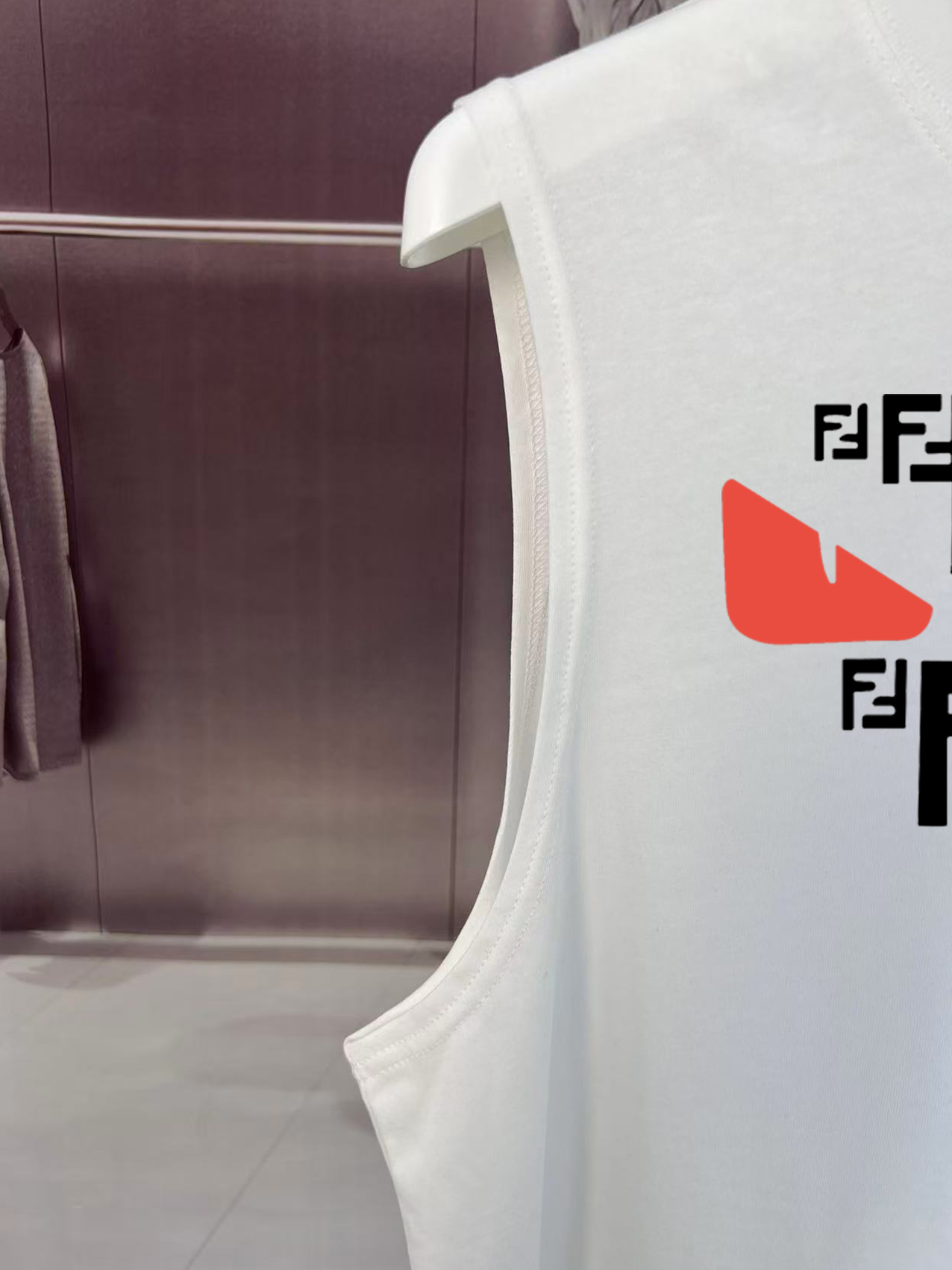 フェンディ「Fendi」2025 SUMMER FF DEMON EYES モンスターロゴ ノースリーブTシャツ