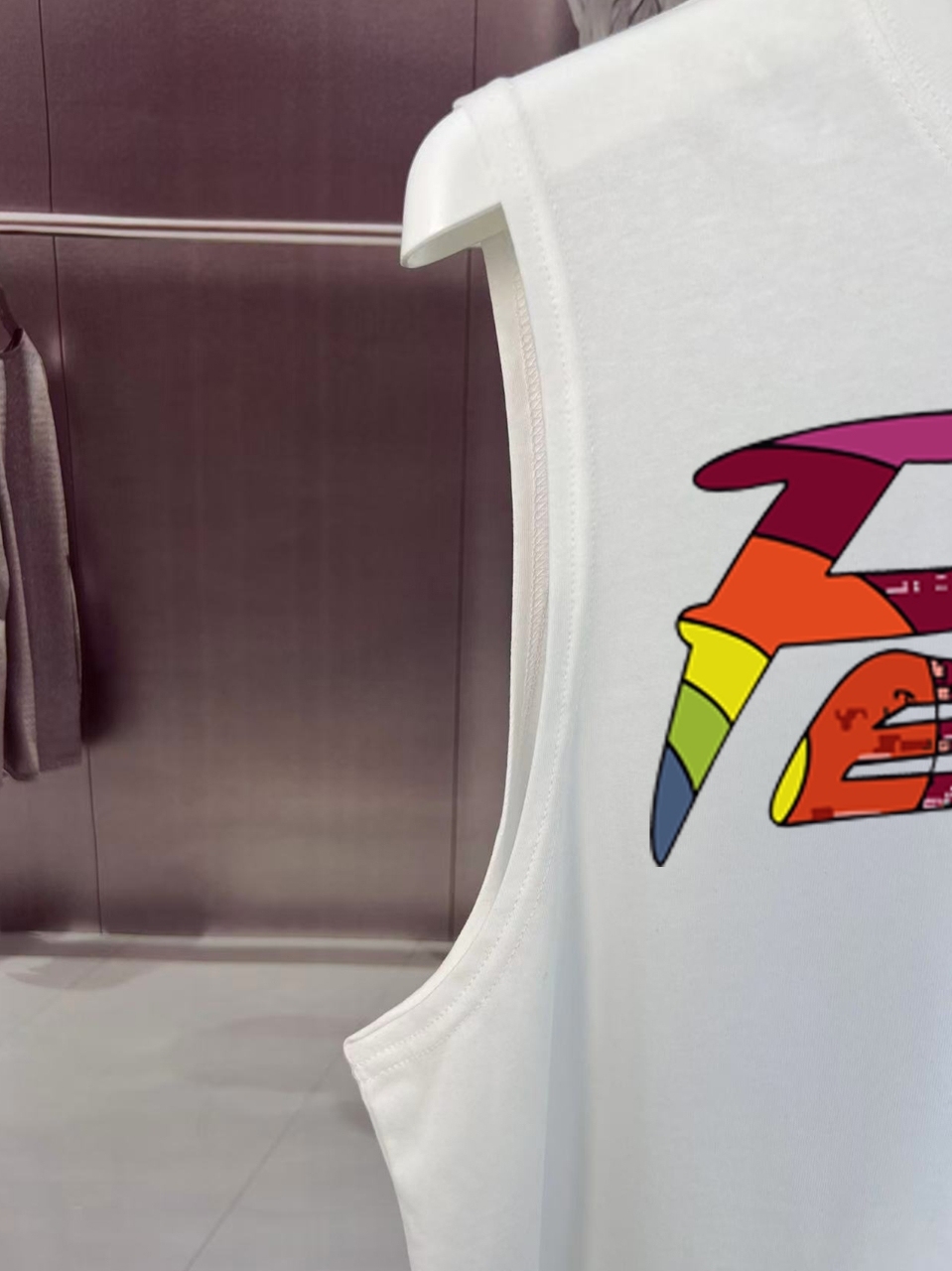 フェンディ「Fendi」2025 SUMMER DEMON EYES MONSTER ロゴプリント ノースリーブTシャツ