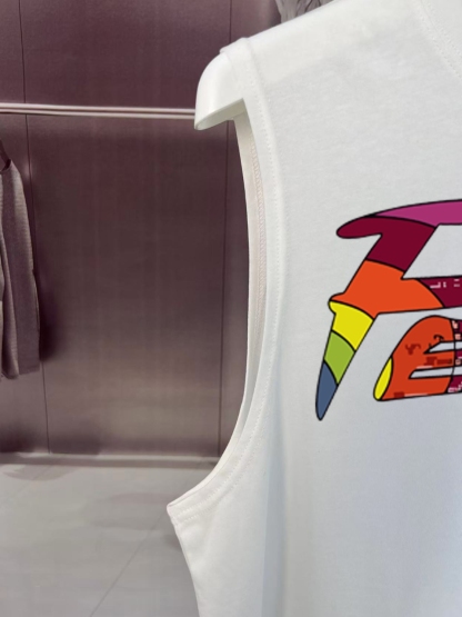 フェンディ「Fendi」2025 SUMMER DEMON EYES MONSTER ロゴプリント ノースリーブTシャツ