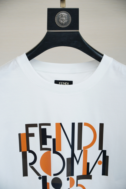 フェンディ「Fendi」2025SS フロントプレート レターロゴ プリント ショートスリーブTシャツ