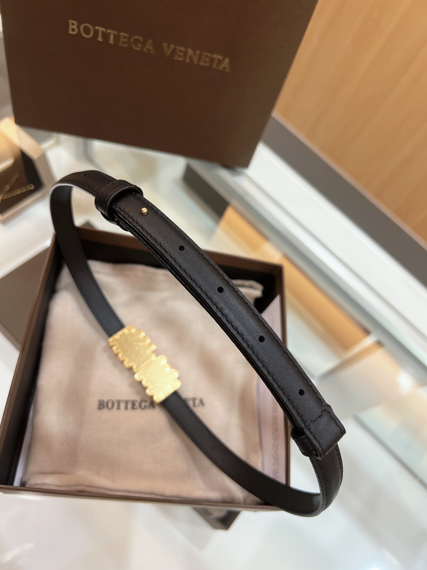 ボッテガ ヴェネタ「Bottega Veneta」ブラック＆ゴールド ラップ ベルト100CM