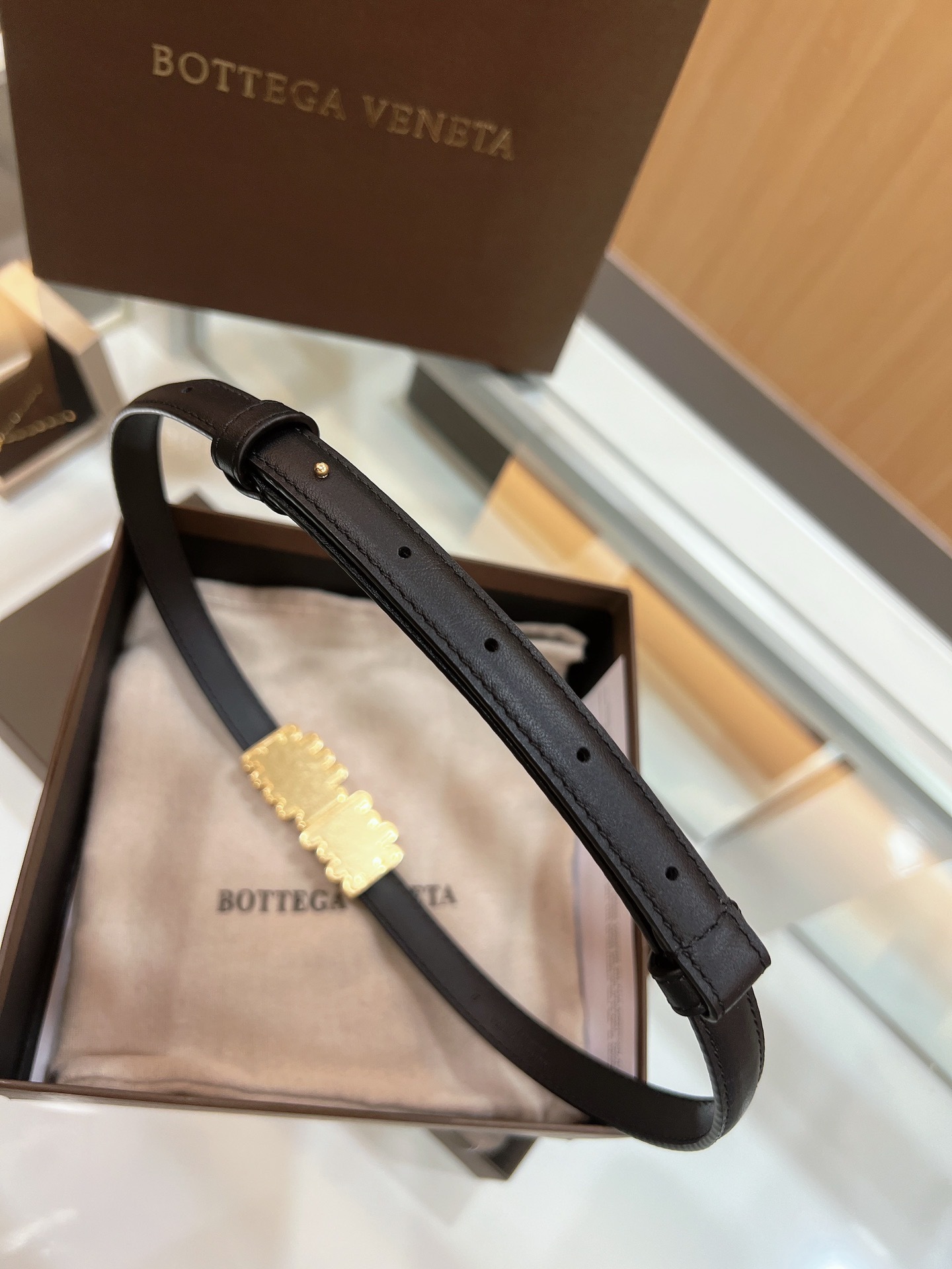 ボッテガ ヴェネタ「Bottega Veneta」ブラック＆ゴールド ラップ ベルト100CM