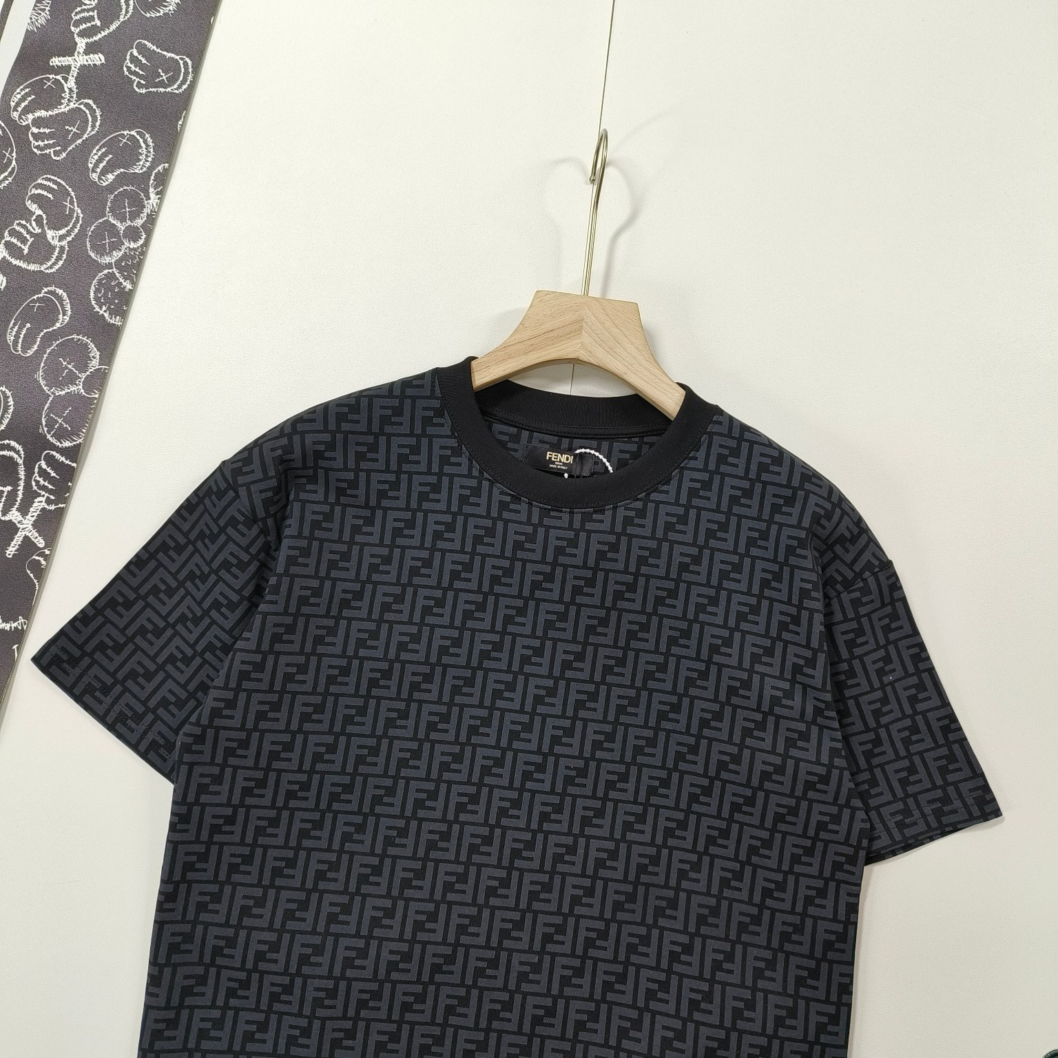 フェンディ「Fendi」2024SS サマーコレクション ユニセックス カラーリングFロゴ ラウンドネックTシャツ