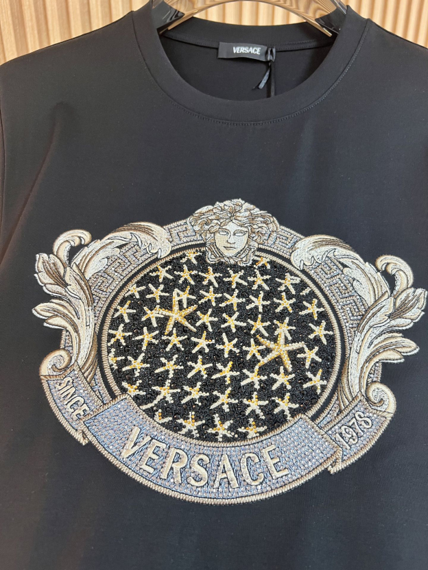 ヴェルサーチ「Versace」2025SS プレミアム刺繍Tシャツ