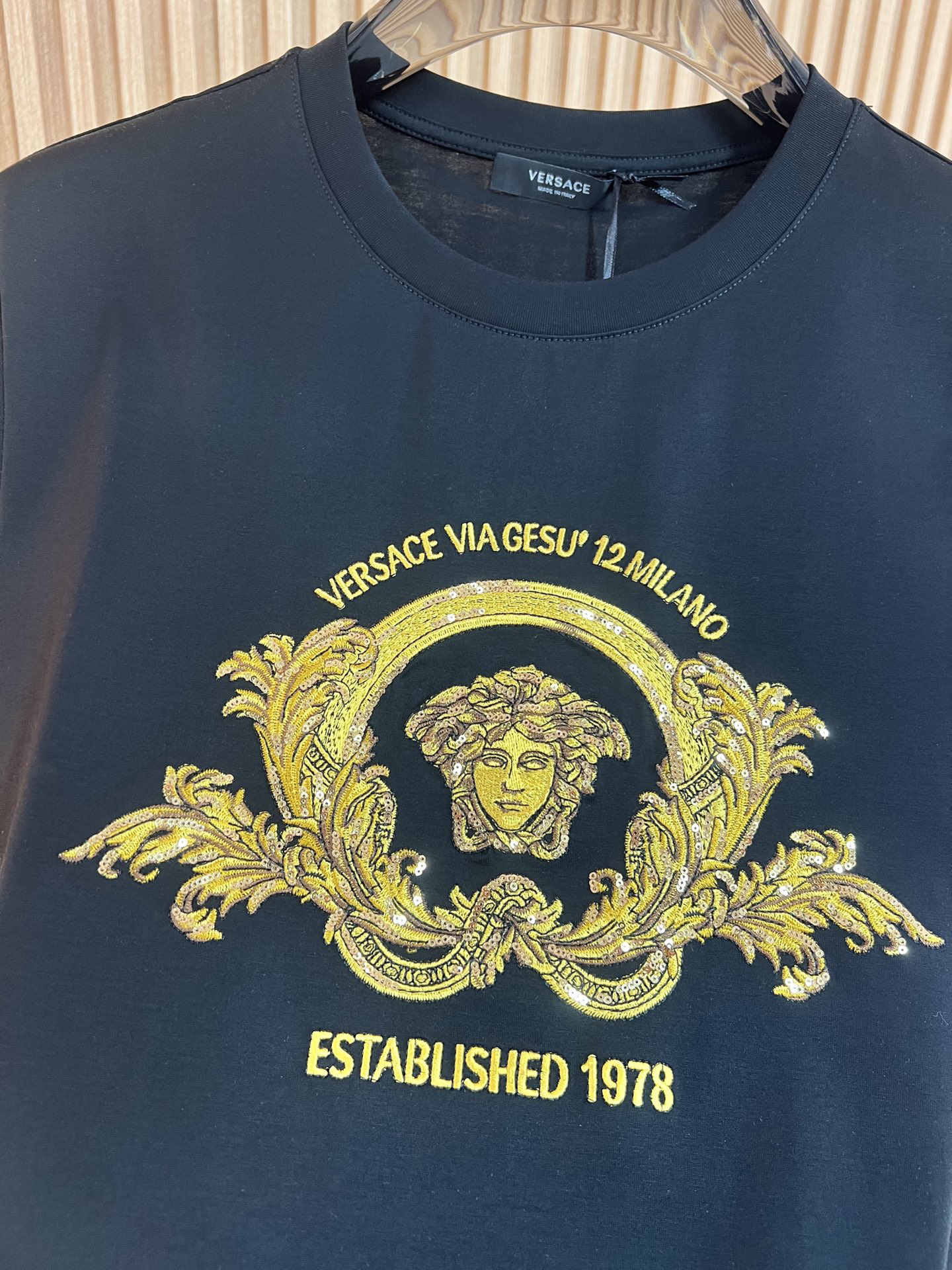 ヴェルサーチ「Versace」2025SS メドゥーサ1978 プレミアム刺繍Tシャツ