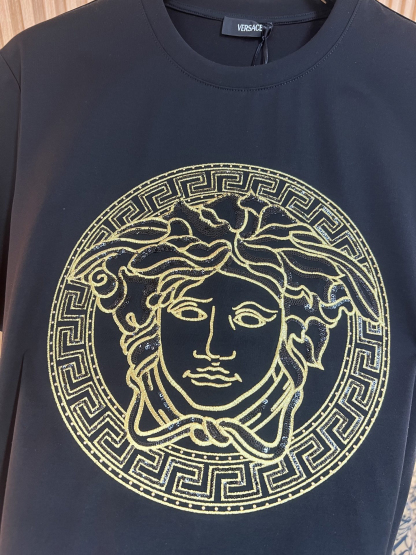 ヴェルサーチ「Versace」2025SS メドゥーサ1978 ハイジュエリー刺繍Tシャツ
